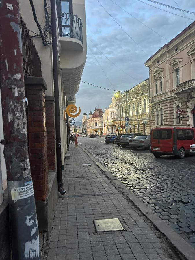 Апартаменти Біля Філармонії Chernivtsi Exterior photo